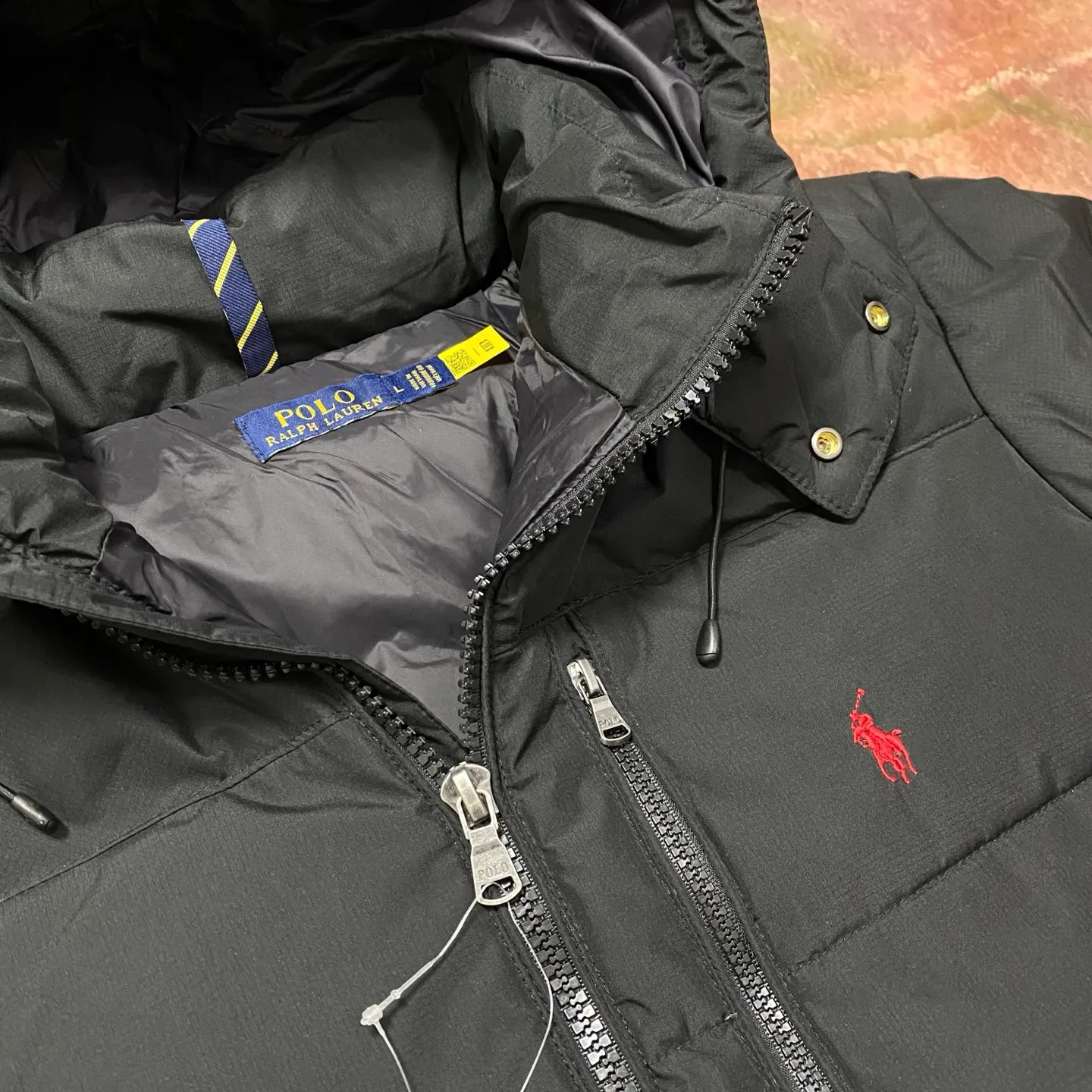 P740 The top version distinguishes currency from the official website for details, scan the QR code to enter the official website] 24SS Winter New Rah Lauren Winter Gorham Down Jacket with Detachable Hood Down Jacket is windproof and waterproof. The same top version as the official website - Color: Black, Navy Blue, Glossy Black - The top version distinguishes market currency - Purchase the original mold to create a full set of customized accessories, details determine success or failure. - ·Comes from the United States, and has a strong American flavor. ·The two brands under his name, by Rah Lauren and Rah Lauren, have created a sales field of high-quality fashion in the world, and continue to carry forward the designer's reputation and the brand's glorious image. - - Accessories: original tag, washed label + electroplated YK zipper logo, customized Laf Loren zipper - full set of accessories - the same style for both men and women, size m-xxl